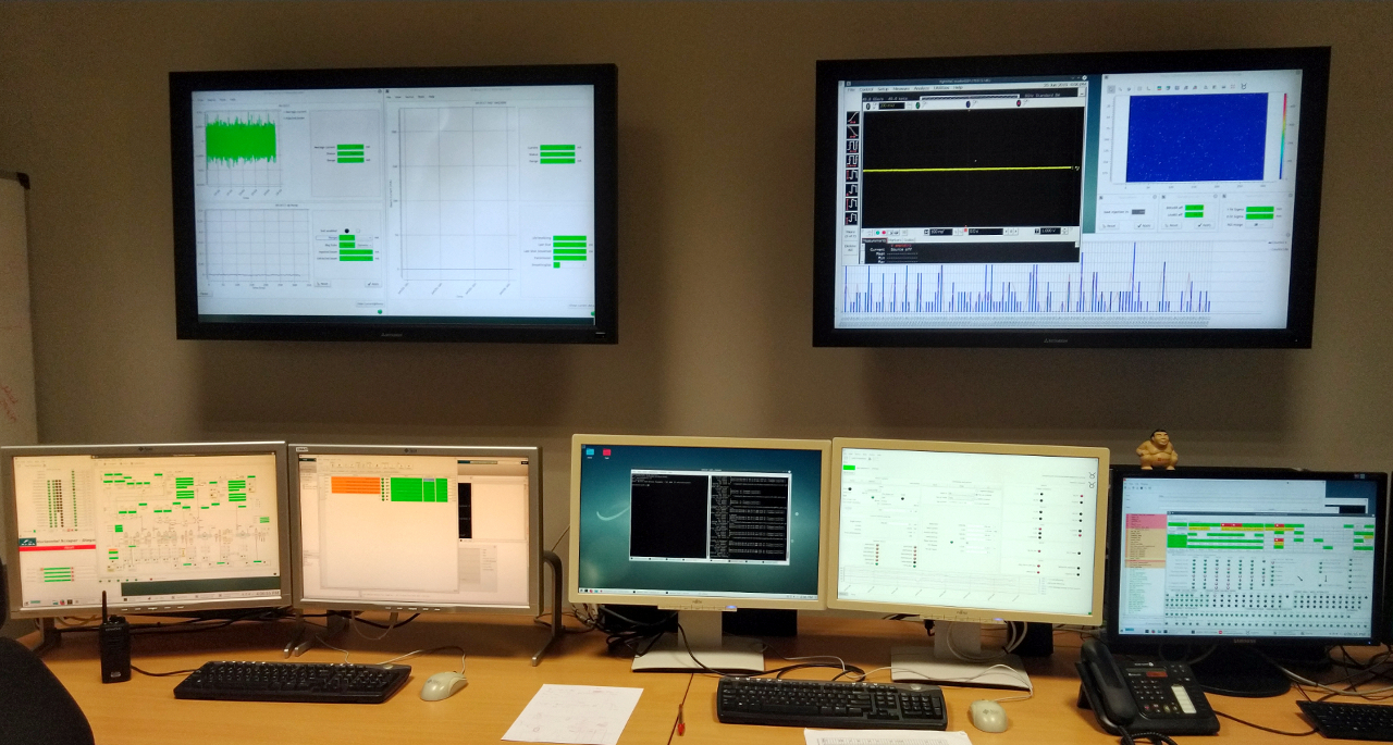 Computers in the control room, powered by Plasma. Photo by Sergi Blanch-Torné.